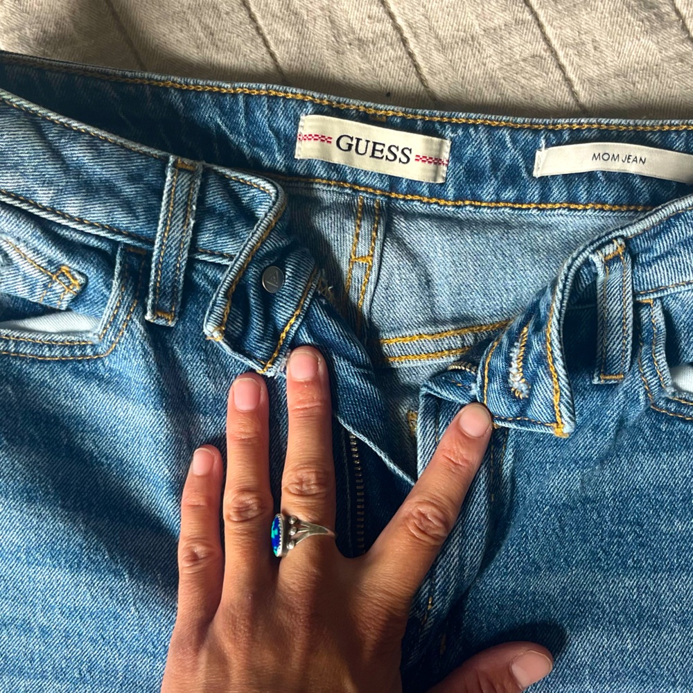 GUESS Women’s Mom Jean, Pipe Jeans / 26